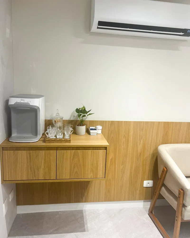 Sala de exames com maca e bancada de madeira